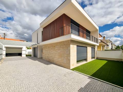 Moradia Geminada T4 Venda em Palmeira,Braga