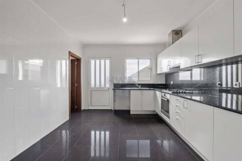 Moradia Geminada T3+1 Venda em Caniço,Santa Cruz