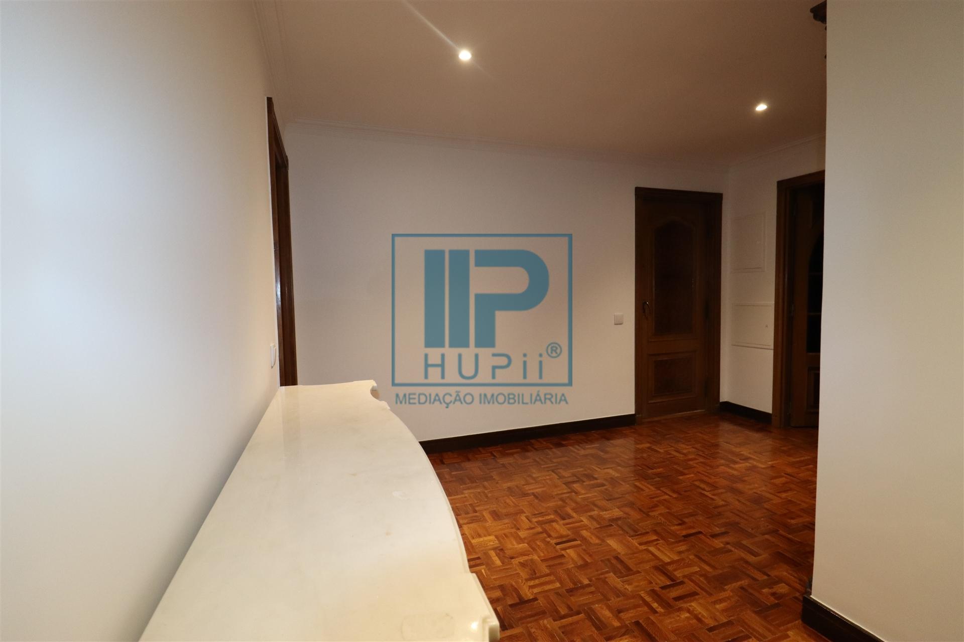 Apartamento T4 Arrendamento em Oliveira, São Paio e São Sebastião,Guimarães