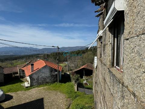 Moradia para reconstruir em Magarelos, Mouçós