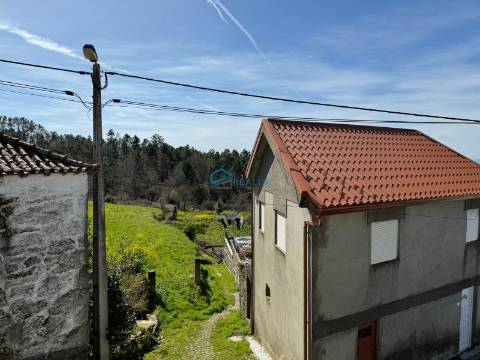 Moradia para reconstruir em Magarelos, Mouçós
