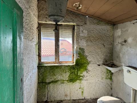 Moradia para reconstruir em Magarelos, Mouçós