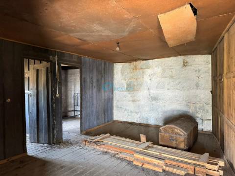 Moradia para reconstruir em Magarelos, Mouçós