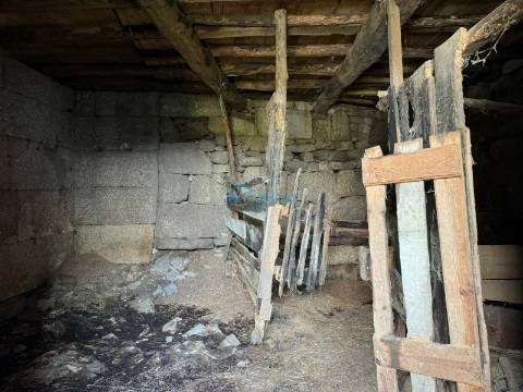 Moradia para reconstruir em Magarelos, Mouçós