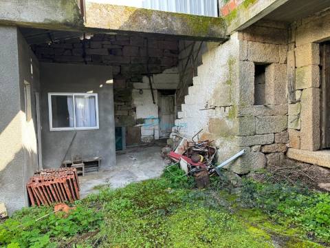 Moradia para reconstruir em Magarelos, Mouçós