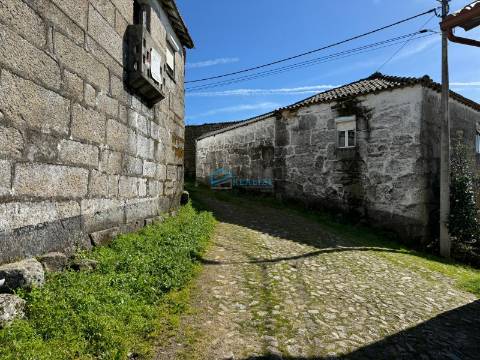 Moradia para reconstruir em Magarelos, Mouçós