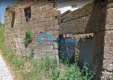 Moradia para reconstruir em Adoufe