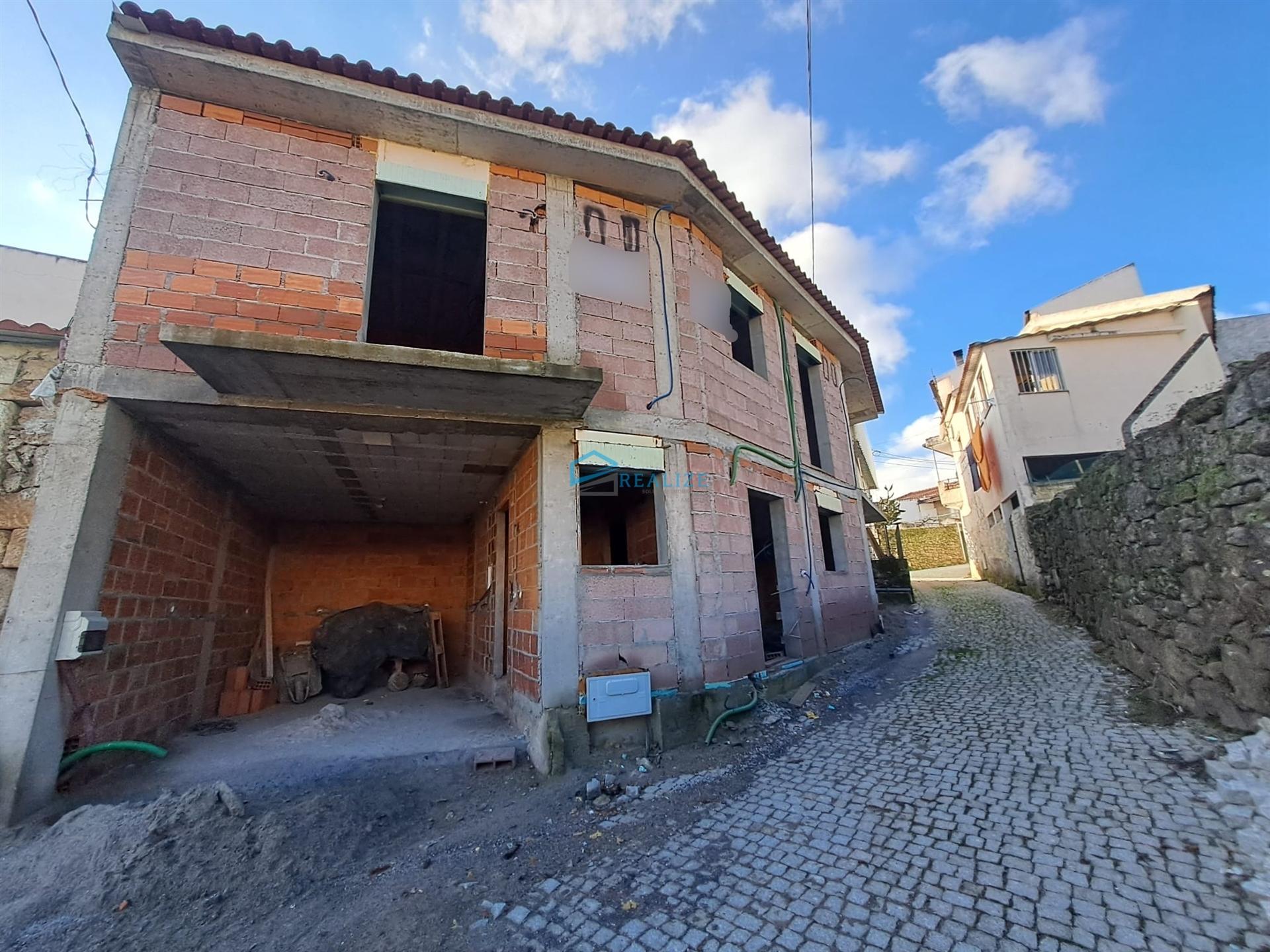 Moradia T3 com 2 pisos de arquitetura tradicional.