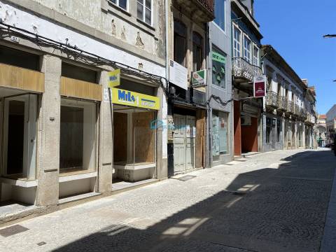 Prédio no Centro Histórico de Vila Real para arrendar.