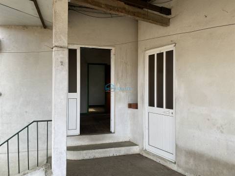 Moradia Para Restaurar e Obras Iniciadas – Varge, Mouçós (Vila Real)