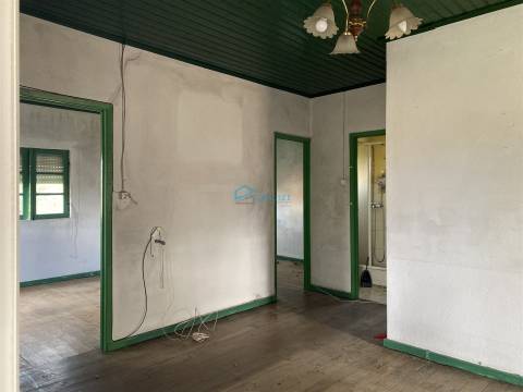 Moradia Para Restaurar e Obras Iniciadas – Varge, Mouçós (Vila Real)