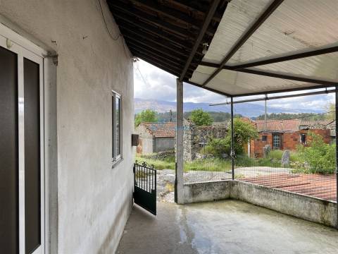 Moradia Para Restaurar e Obras Iniciadas – Varge, Mouçós (Vila Real)