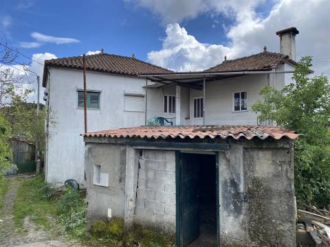 Moradia Para Restaurar e Obras Iniciadas – Varge, Mouçós (Vila Real)