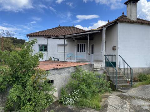 Moradia Para Restaurar e Obras Iniciadas – Varge, Mouçós (Vila Real)