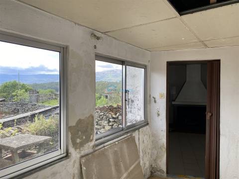 Moradia Para Restaurar e Obras Iniciadas – Varge, Mouçós (Vila Real)
