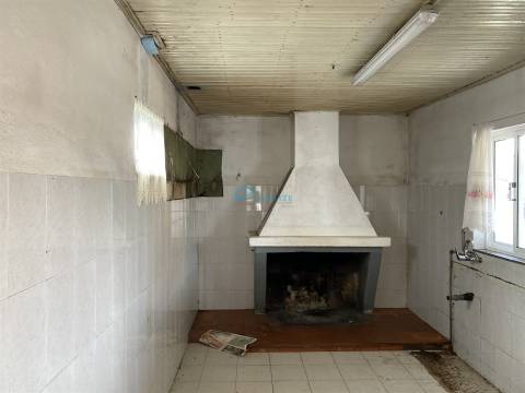 Moradia Para Restaurar e Obras Iniciadas – Varge, Mouçós (Vila Real)