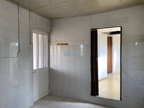 Moradia Para Restaurar e Obras Iniciadas – Varge, Mouçós (Vila Real)