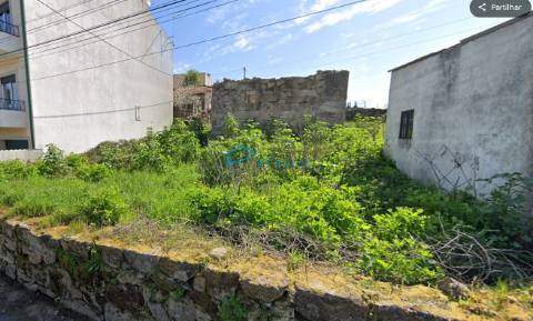 Moradia para Remodelar com Projeto Aprovado – 412 m² em Vila Real