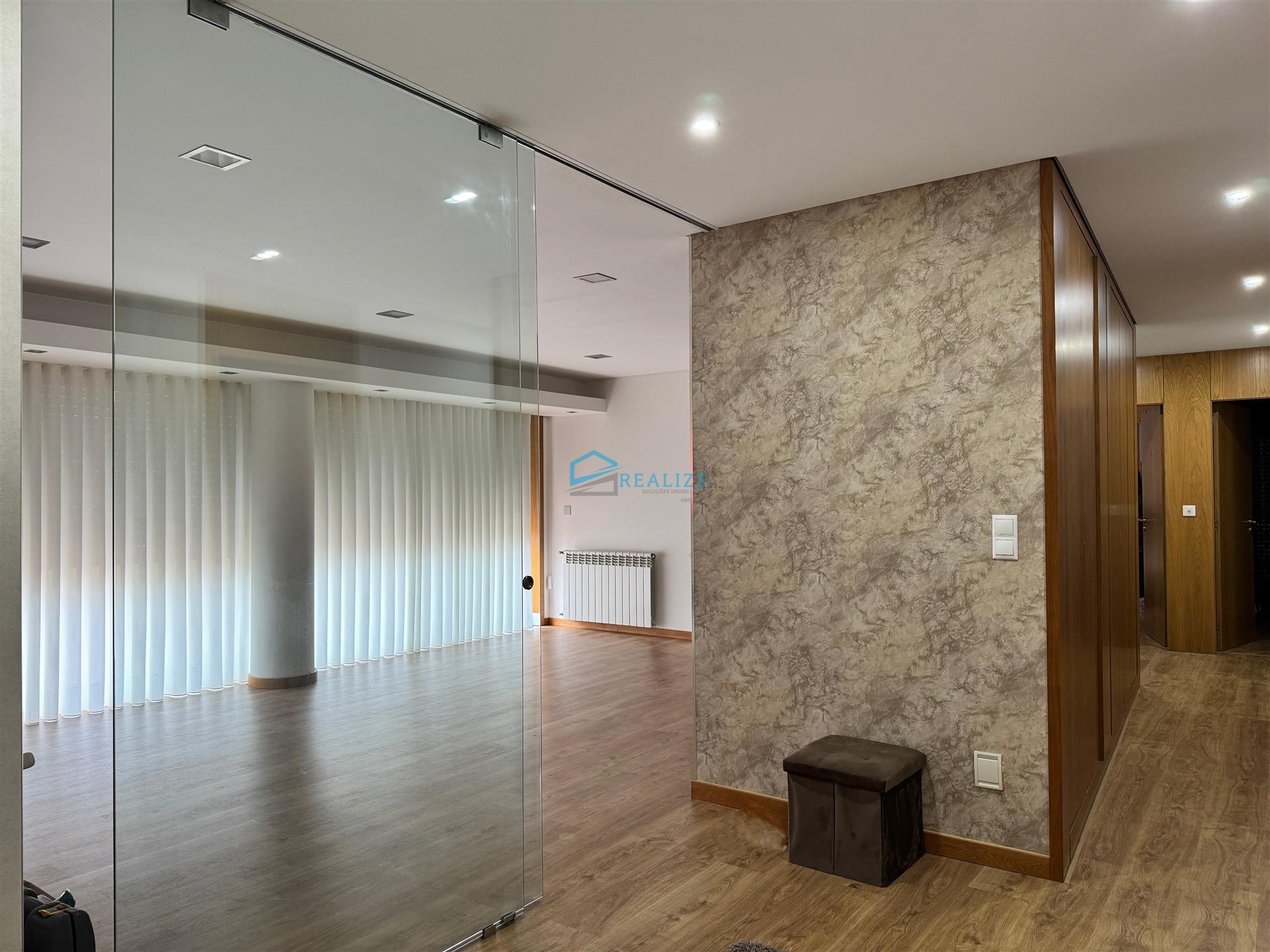 T3 Remodelado com Grande Terraço – Oportunidade Única!