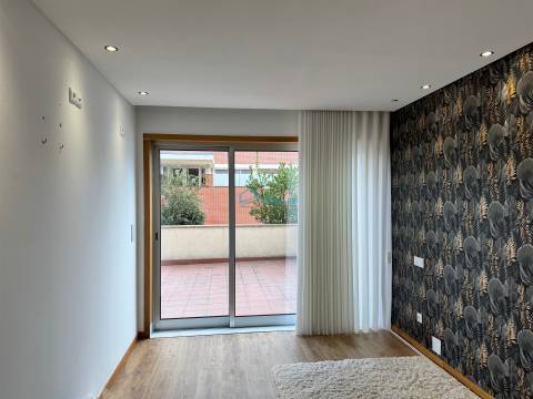 T3 Remodelado com Grande Terraço – Oportunidade Única!