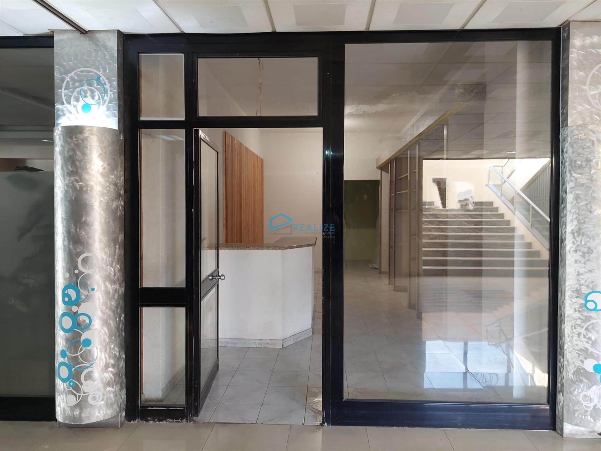 Loja no centro comercial do Miracorgo.