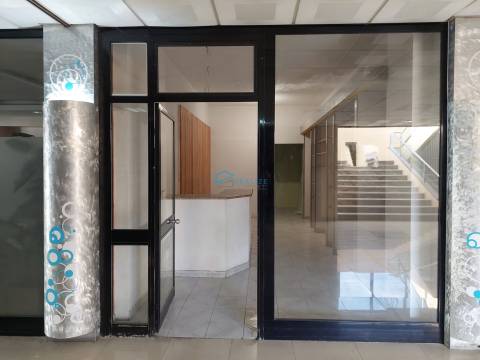 Loja no centro comercial do Miracorgo.