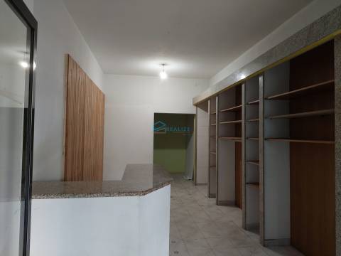 Loja no centro comercial do Miracorgo.