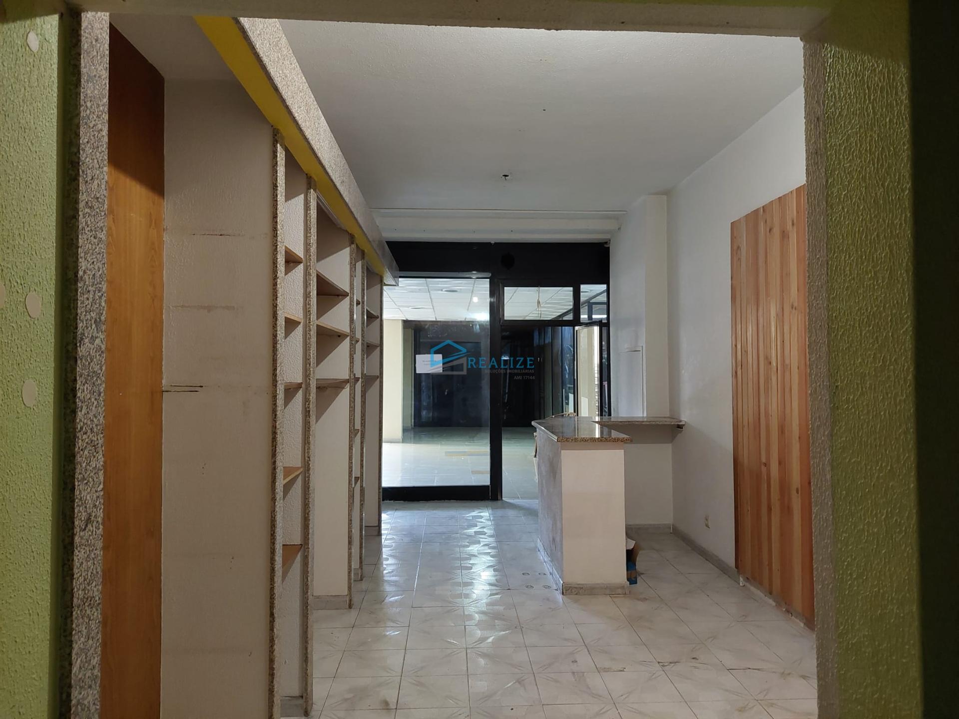 Loja no centro comercial do Miracorgo.