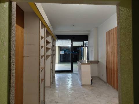 Loja no centro comercial do Miracorgo.