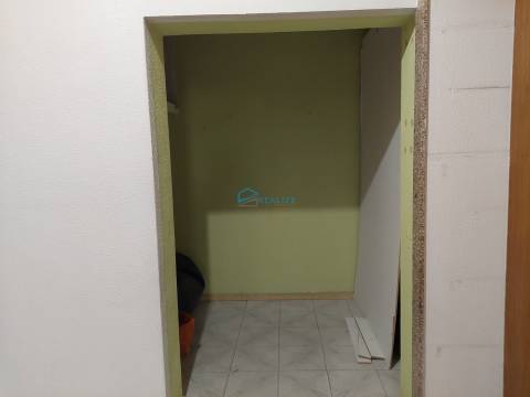 Loja no centro comercial do Miracorgo.