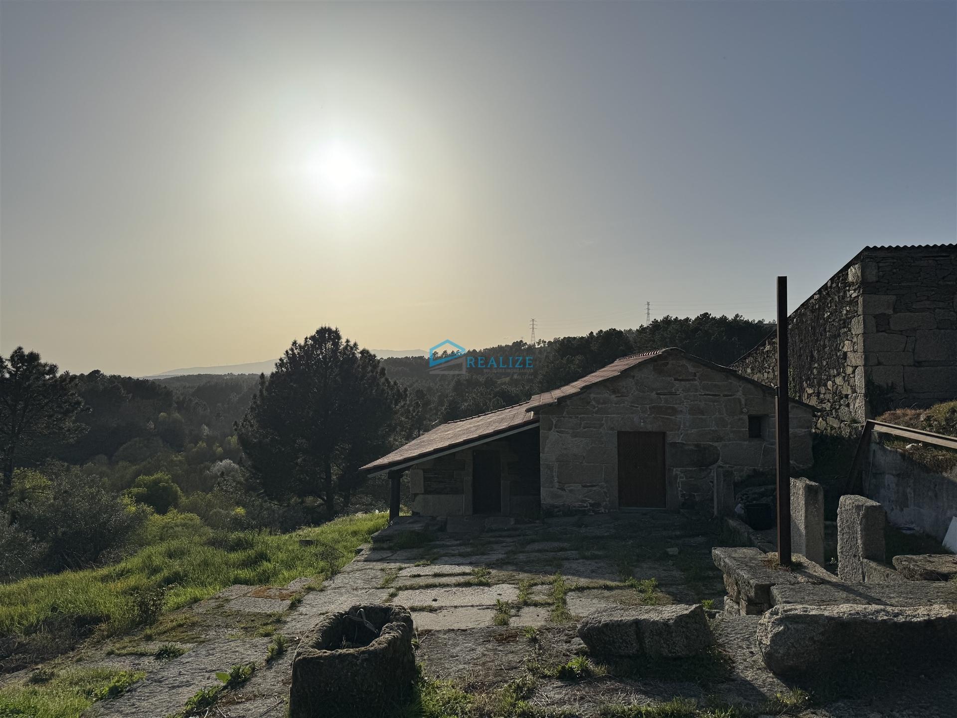 Moradia T2 térrea com logradouro e terreno.