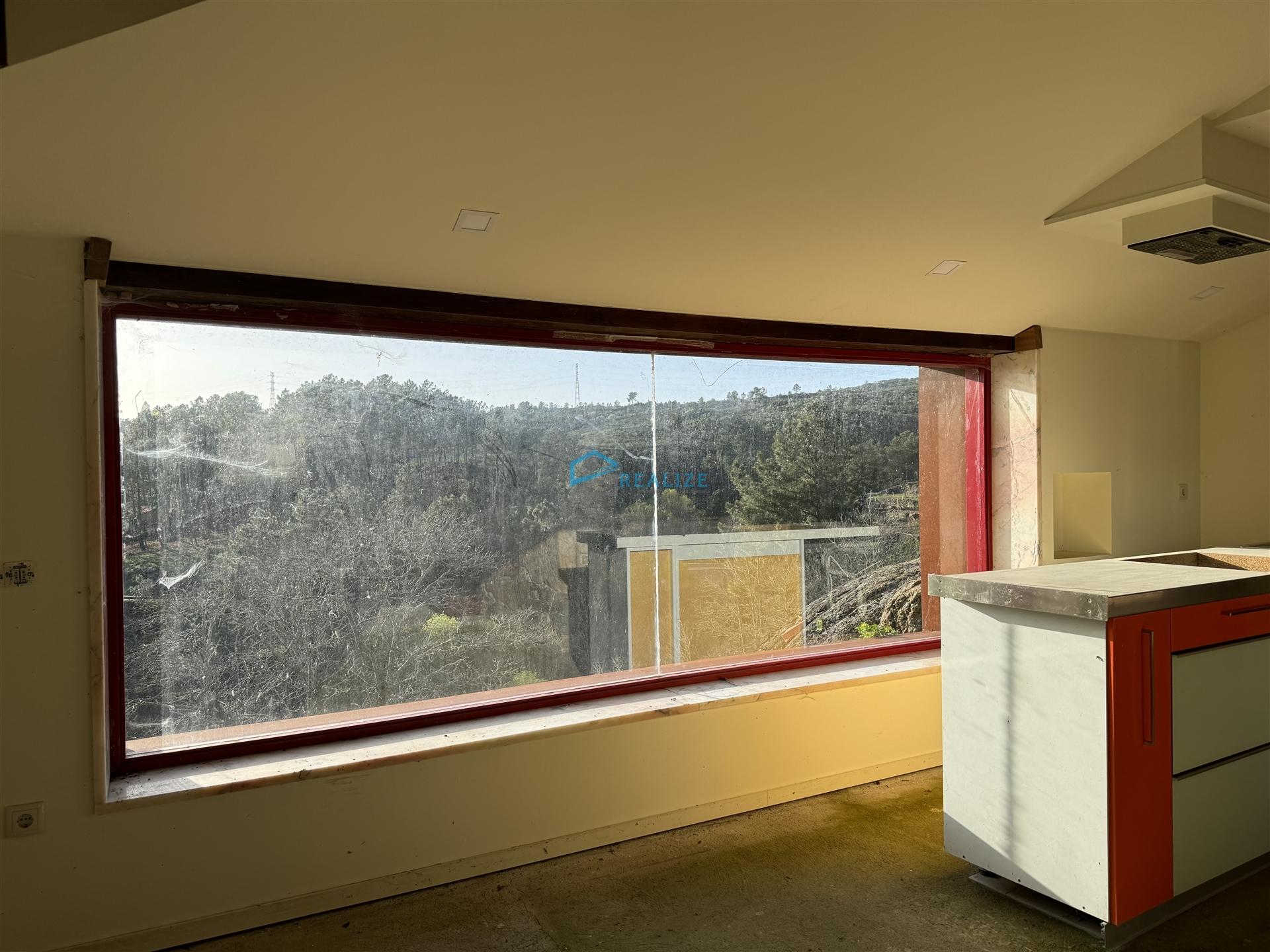 Moradia T2 térrea com logradouro e terreno.