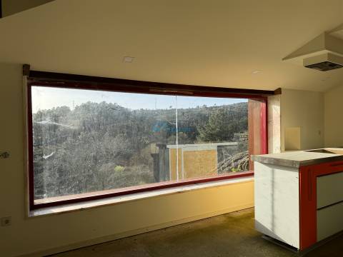 Moradia T2 térrea com logradouro e terreno.