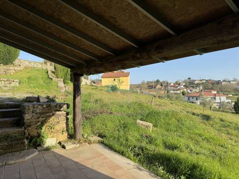 Moradia T2 térrea com logradouro e terreno.