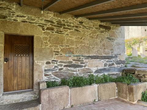 Moradia T2 térrea com logradouro e terreno.