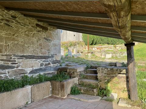 Moradia T2 térrea com logradouro e terreno.