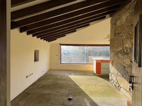 Moradia T2 térrea com logradouro e terreno.