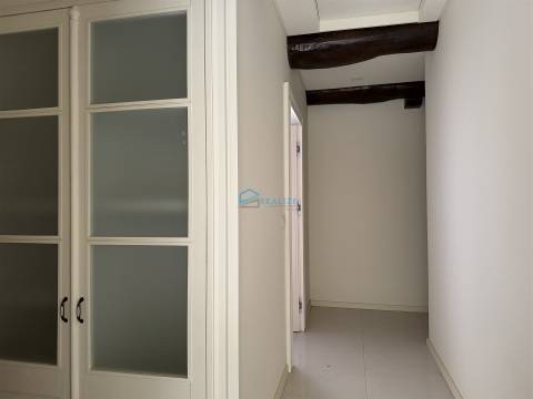 Moradia T2 térrea com logradouro e terreno.