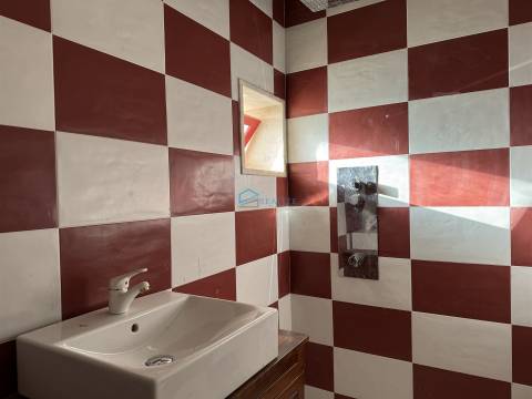 Moradia T2 térrea com logradouro e terreno.