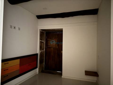 Moradia T2 térrea com logradouro e terreno.