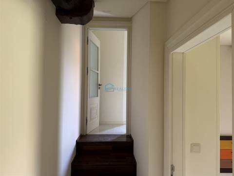 Moradia T2 térrea com logradouro e terreno.