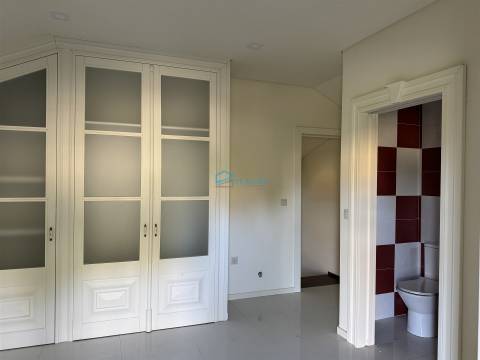 Moradia T2 térrea com logradouro e terreno.