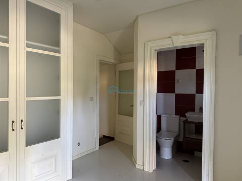 Moradia T2 térrea com logradouro e terreno.