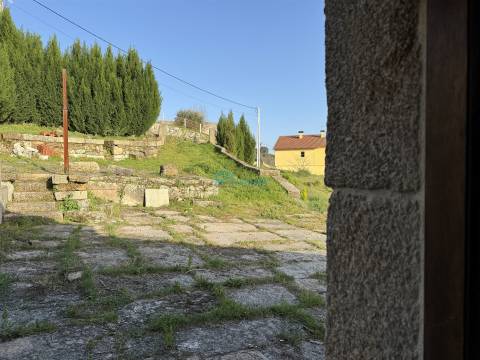 Moradia T2 térrea com logradouro e terreno.