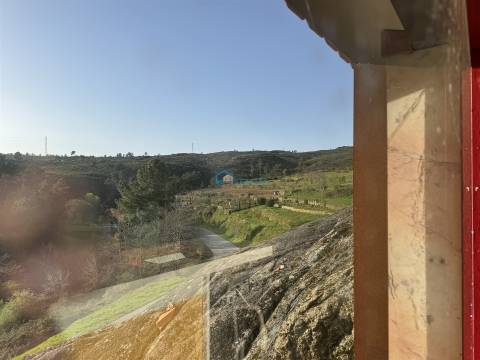 Moradia T2 térrea com logradouro e terreno.