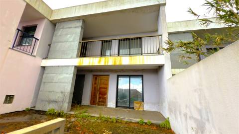 Moradia em Banda T3 Venda em Gaula,Santa Cruz