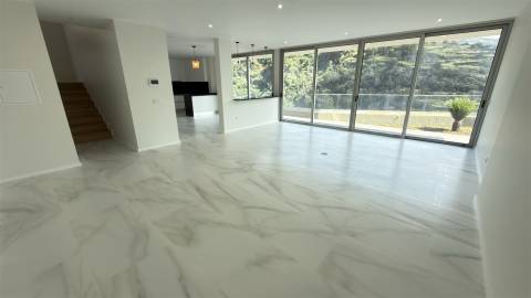 🏡 Moradia T3 de Luxo - Piscina Panorâmica e Vista Mar Definitiva