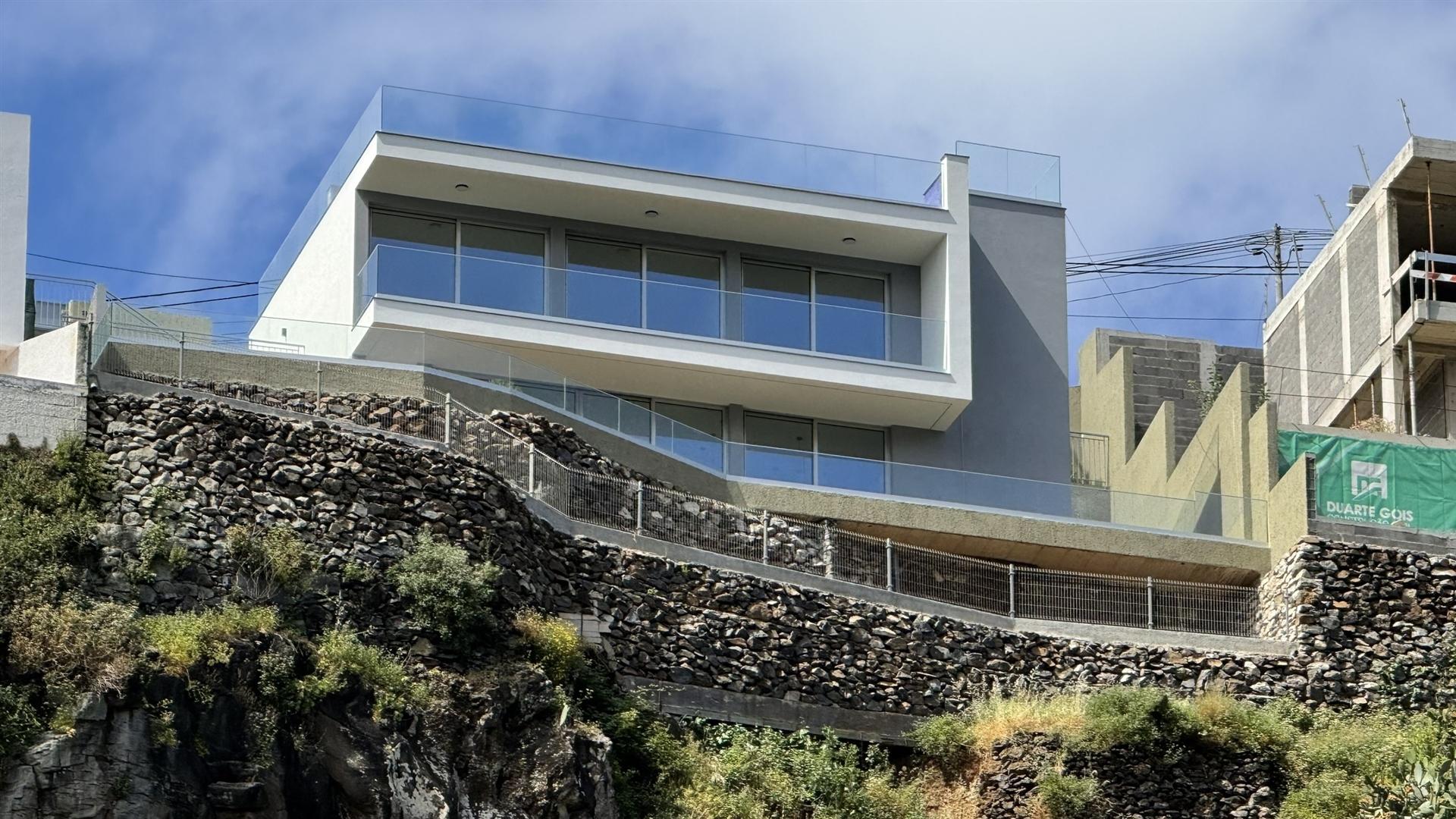 🏡 Moradia T3 de Luxo - Piscina Panorâmica e Vista Mar Definitiva