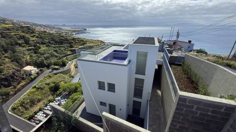 🏡 Moradia T3 de Luxo - Piscina Panorâmica e Vista Mar Definitiva