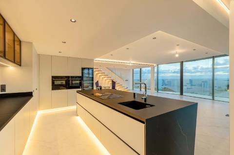 Vista Atlântico | Moradia T4 Exclusiva  e Design Contemporâneo no Funchal